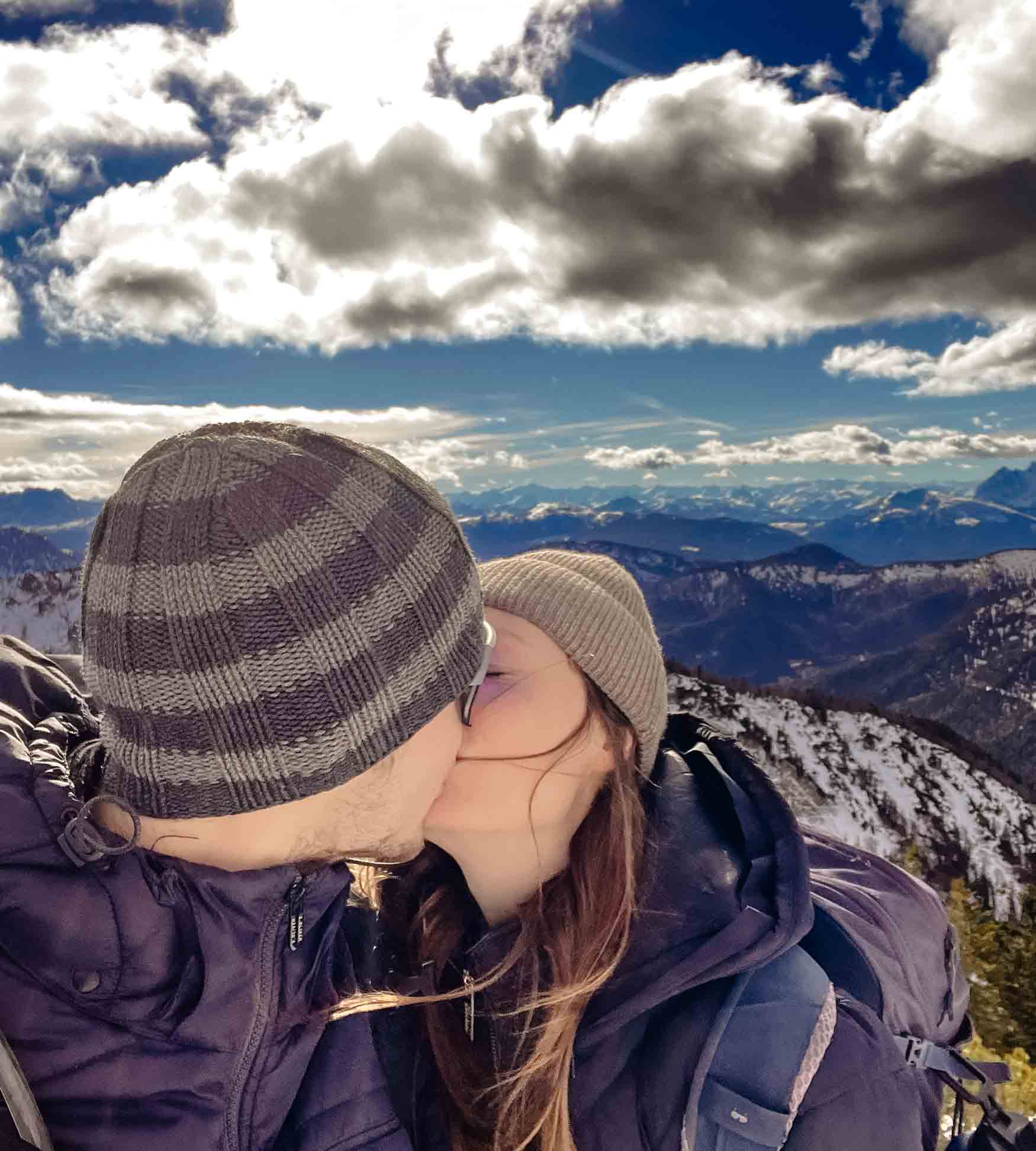 Love Story Moritz und Janine kuss nach Verlobung
