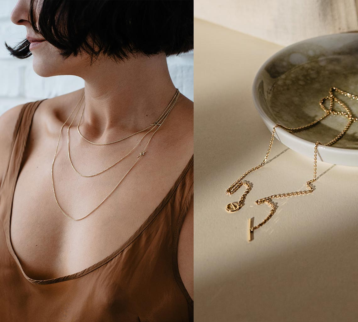 Frau mit 3 Essential Ketten aus recyceltem Gold daneben die Essential Kette auf einem Schmuckteller