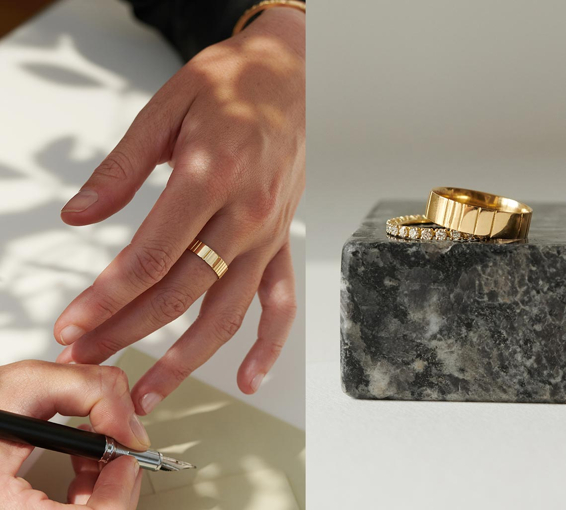 Breite Eheringe aus recyceltem Gold an Hand und in Kombination mit Verlobungsring