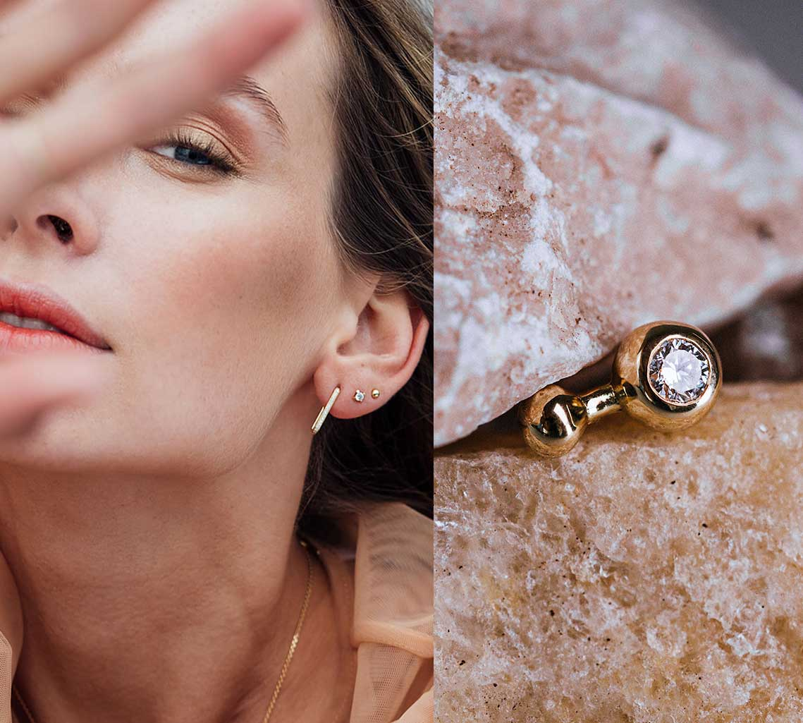 Frau mit Diamant Ohrringen aus Labordiamanten und Ohrring
