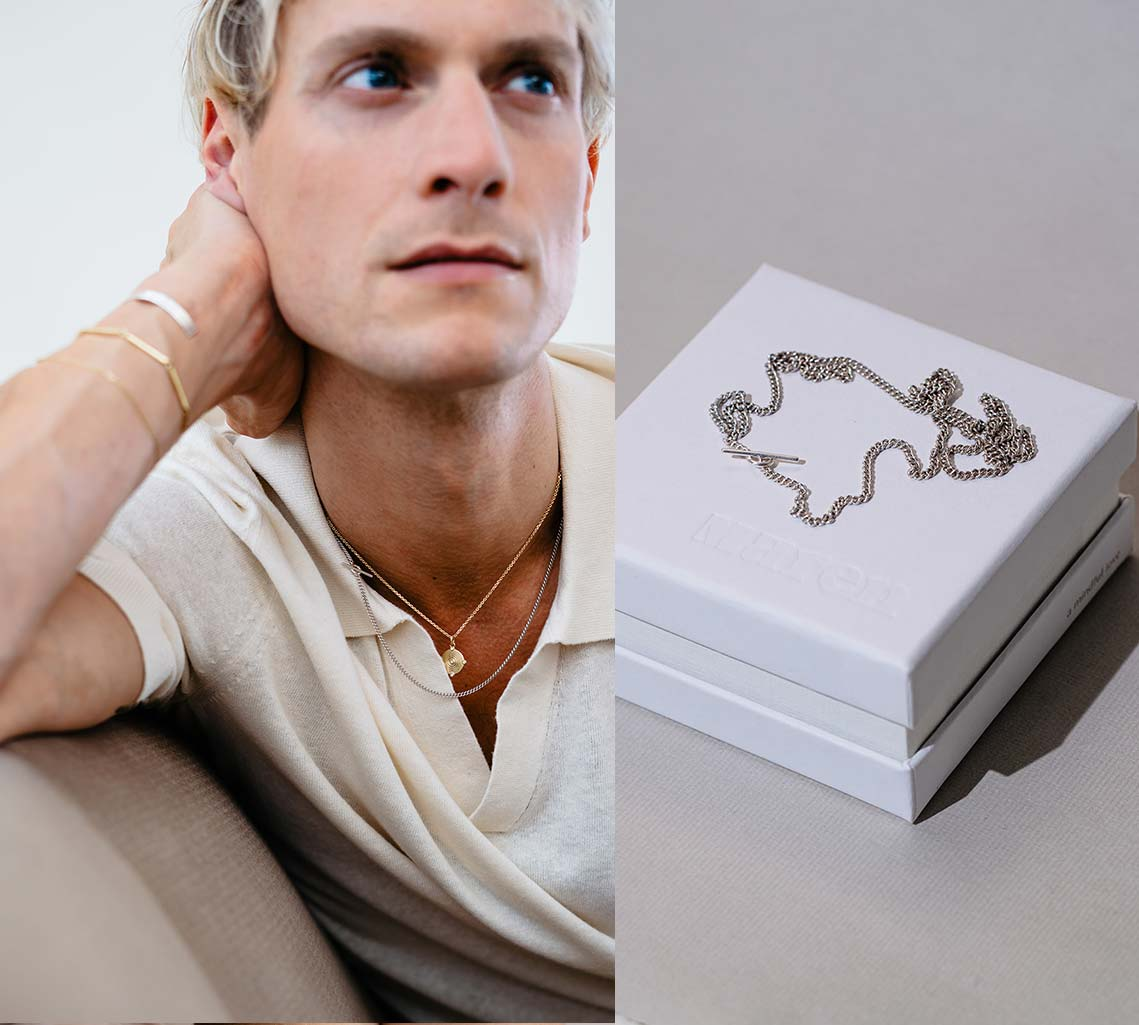 Mann mit nachhaltigem Schmuck Ketten und Armbänder und Geschenk mit Silber Kette für Männer oben auf liegend