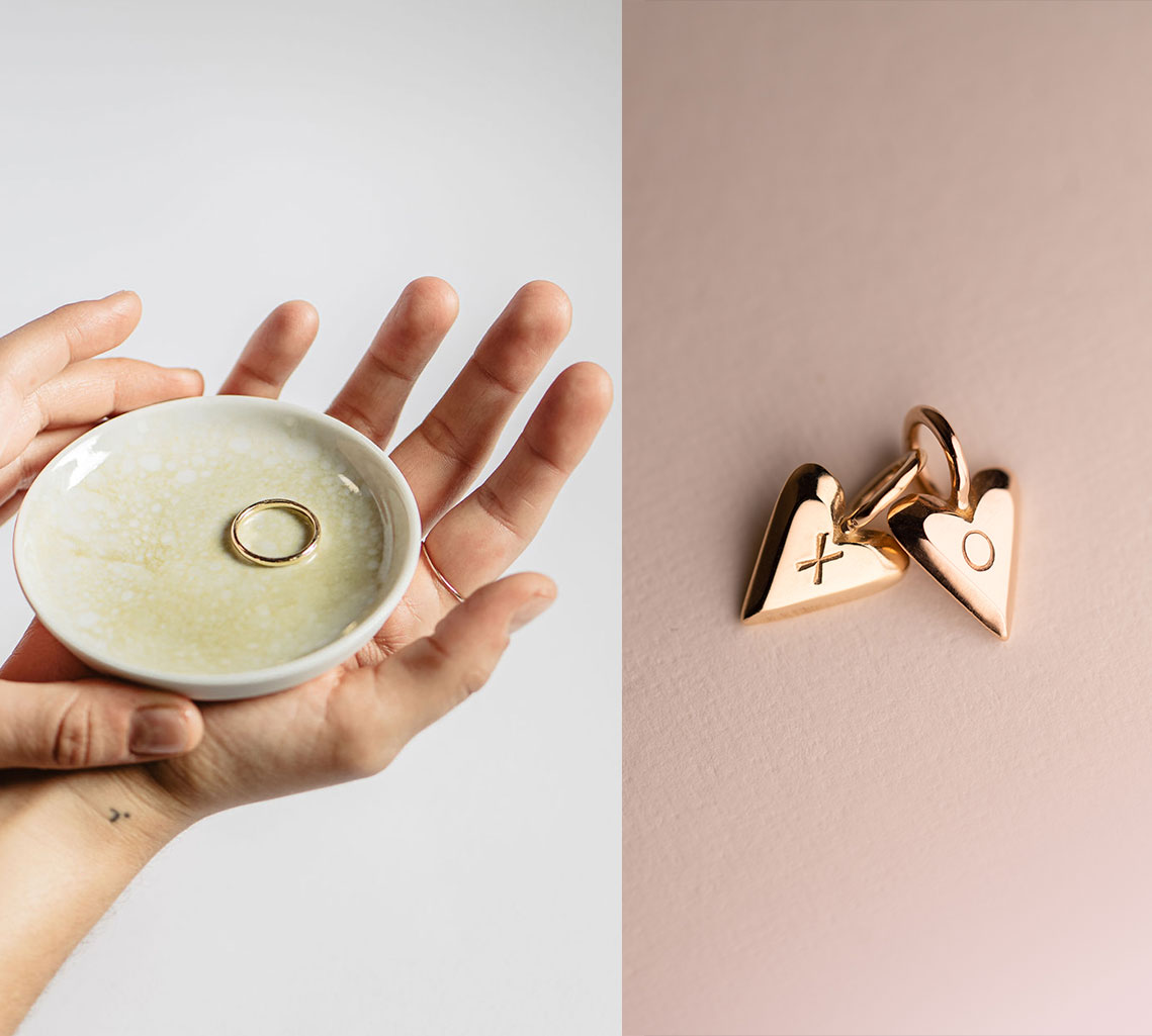 Schmuckschale mit Ring wird als Geschenk überreicht und Gold Herzen mit pesönlicher Gravur