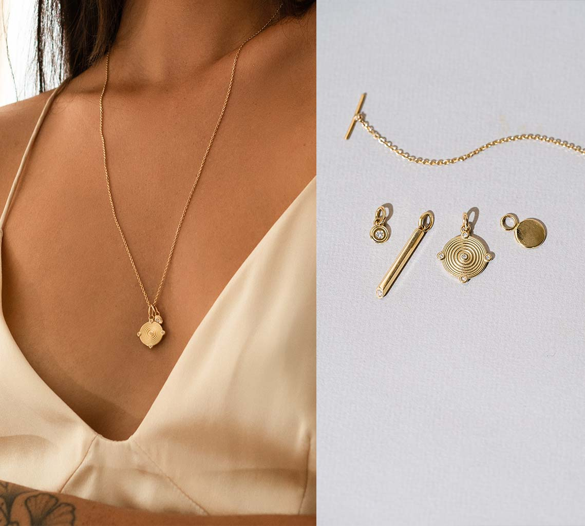 Frau mit Goldanhängern an Kette und Anhänger in 18 Karat Gold