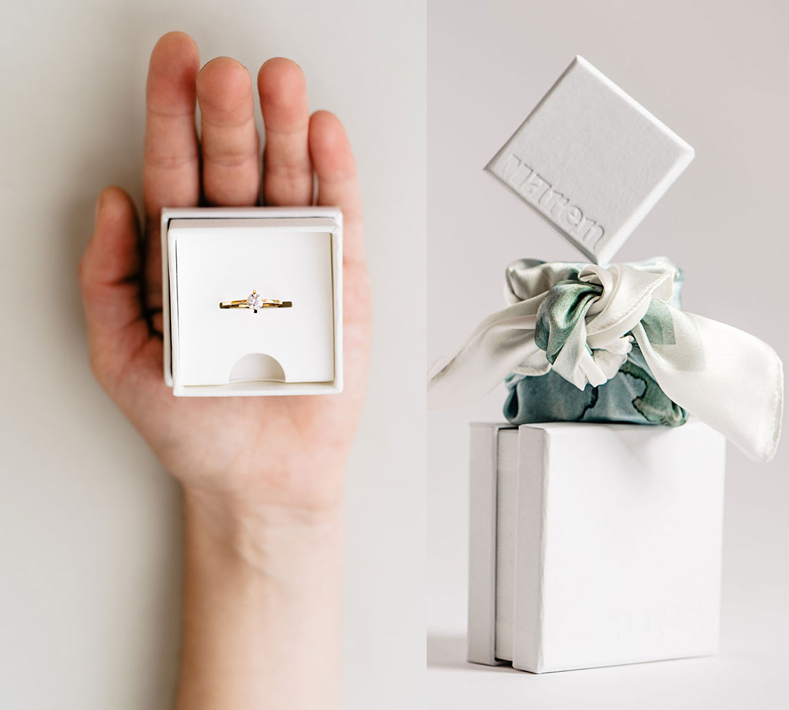 Hand überreicht Ring als Geschenk und weitere Schmuck Geschenke für sie