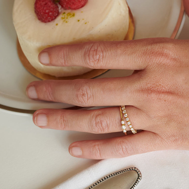 Hand mit Ehering und Verlobungsring aus recycling Gold und Labordiamanten
