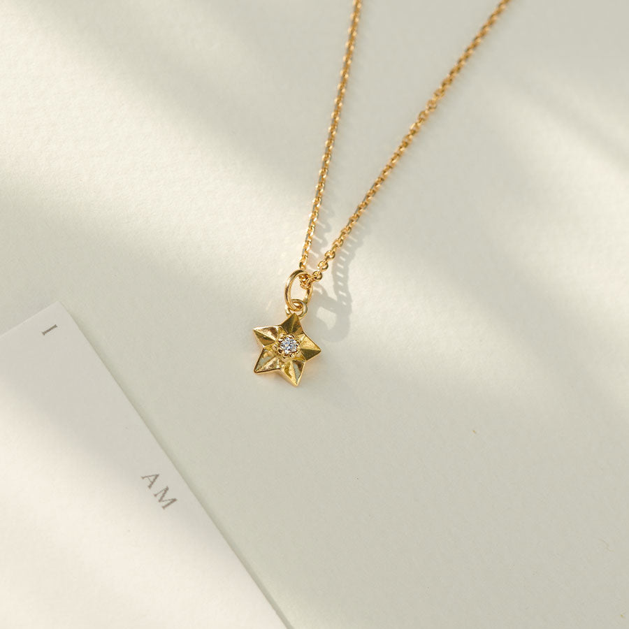 Stern Anhänger an Gold Kette
