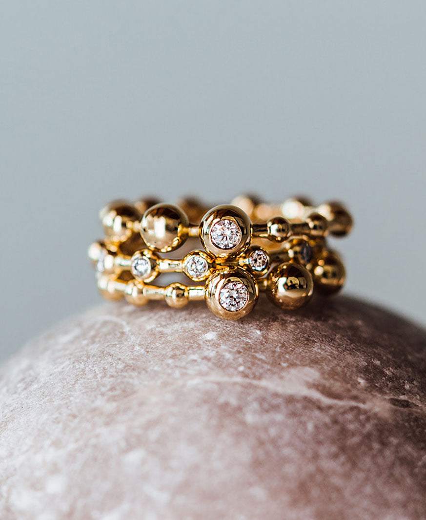 Kugelringe in Gold mit Labor Diamanten auf Stein