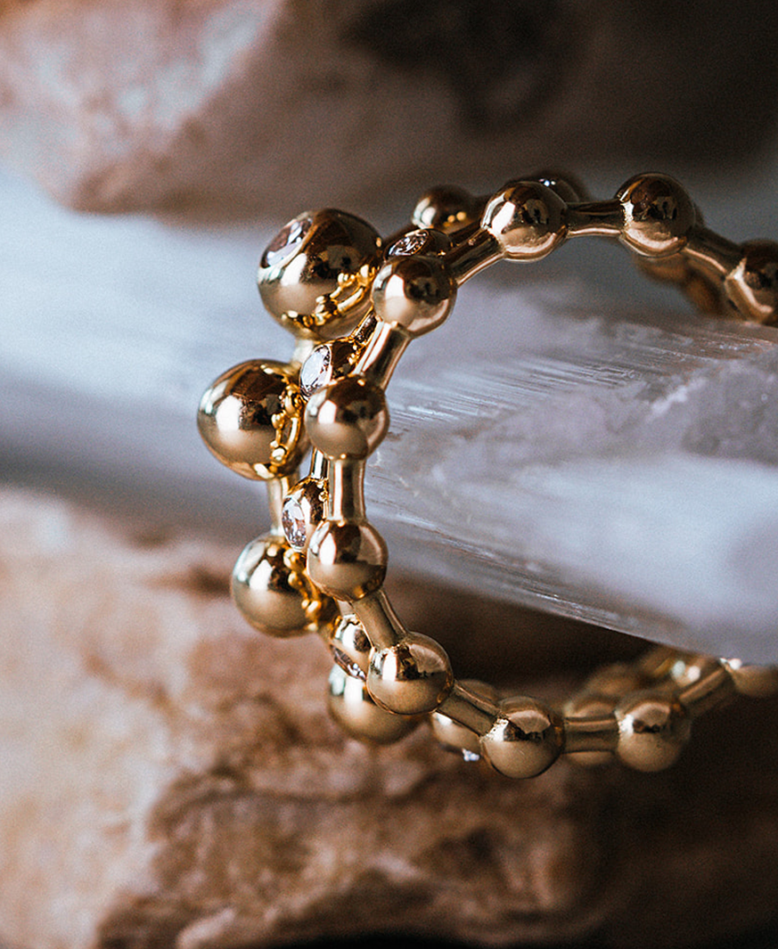 Unsere Kugelringe aus recyceltem 18 Karat Gold im Closeup