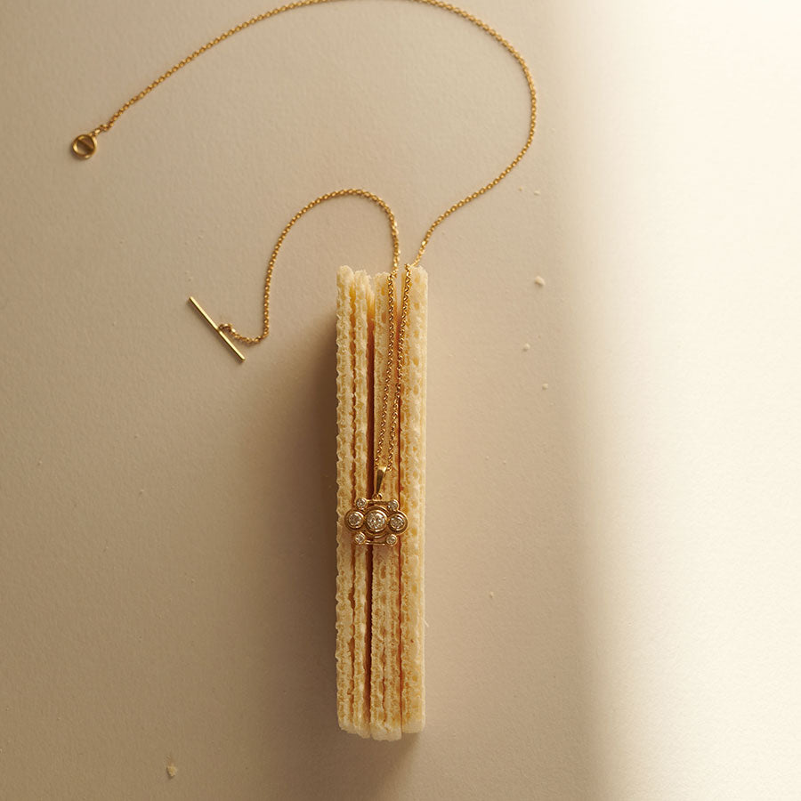 Kette mit Labordiamanten Anhänger auf eiswaffel