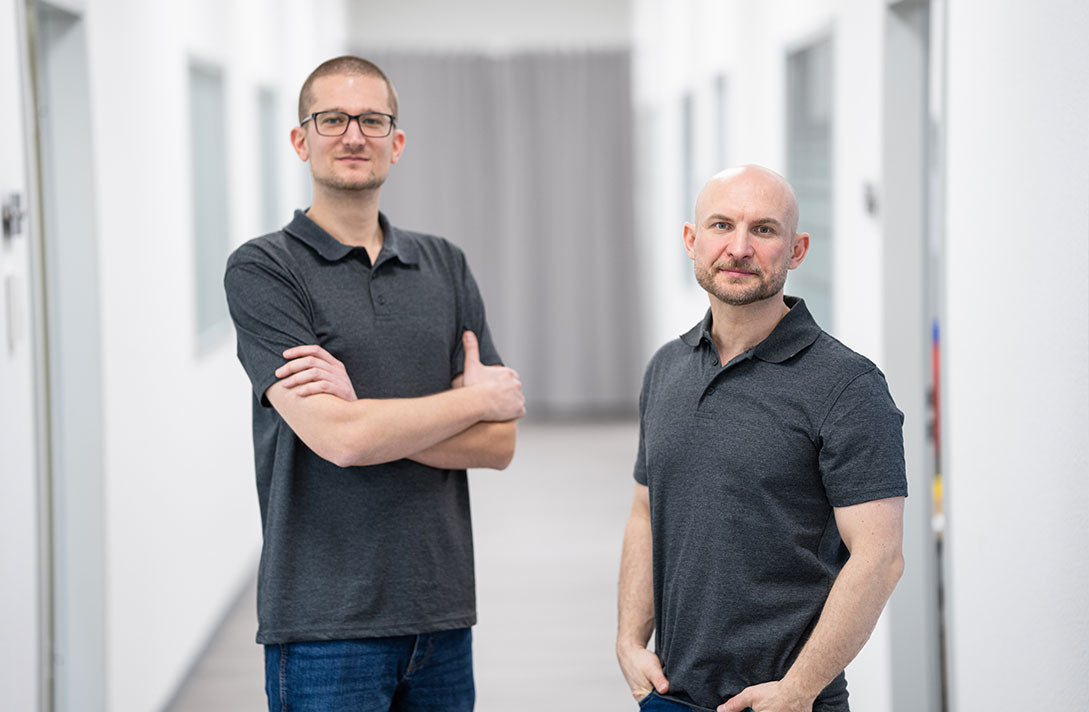 Die beiden Schmuckgraveure Dennnis und christian