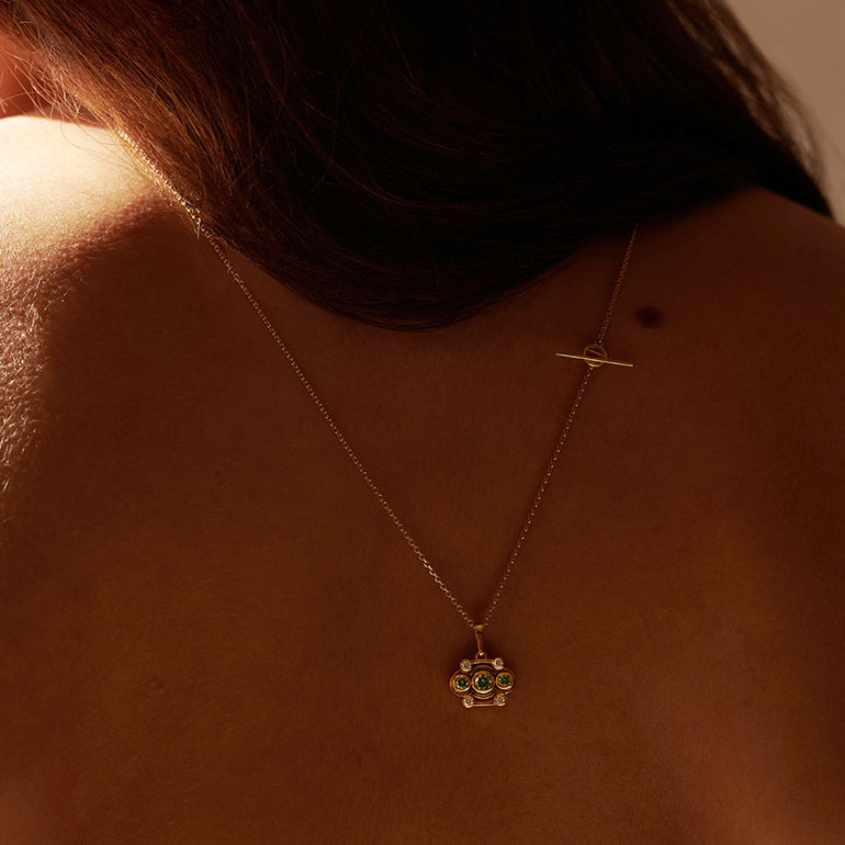 Frau trägt Kette mit grünen Labor Diamanten auf dem Rücken