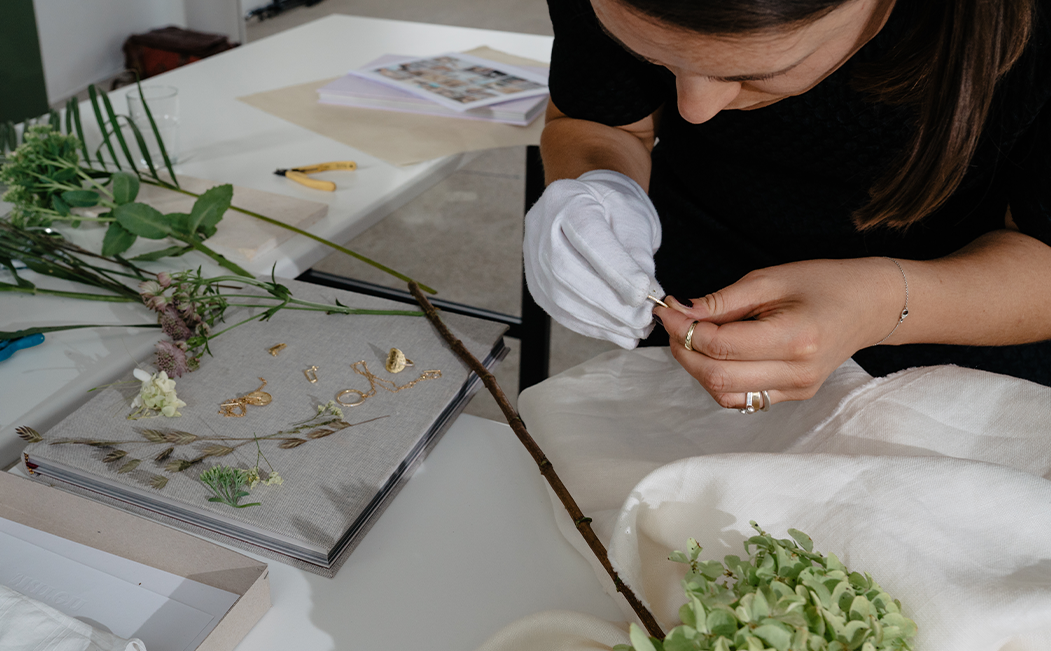 Schmuck Designerin Helge Maren bei der Arbeit