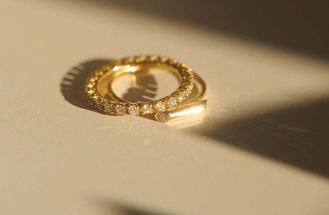 Nachhaltiger Gold Eternity Ring und Verlobungsring
