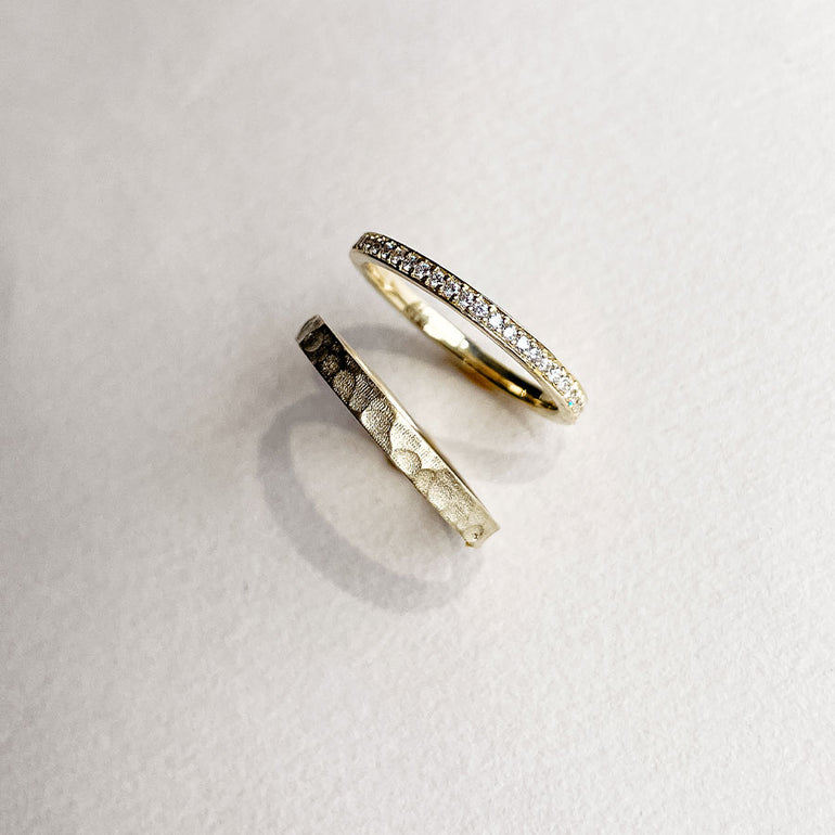 Eheringe Sonderanfertigugn Hammerstruktur und Memoire Ring