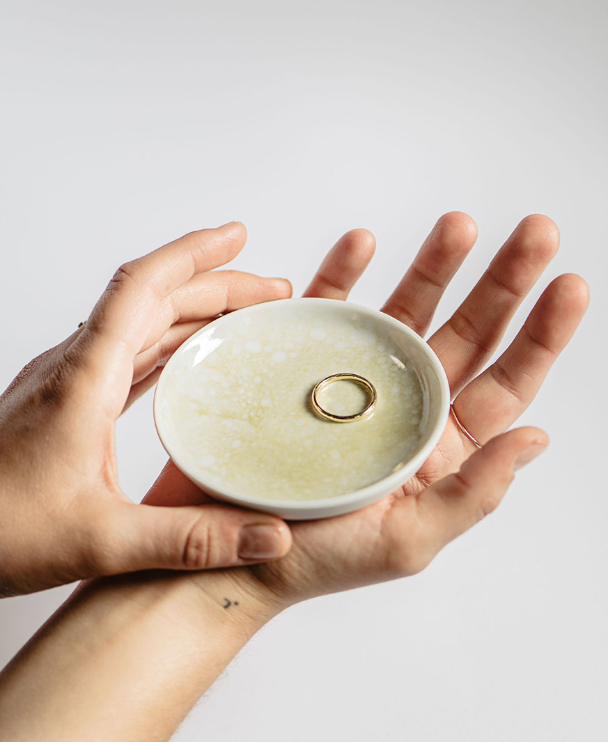 The Essence Ehering in Schmuck Schale von Maren Jewellery
