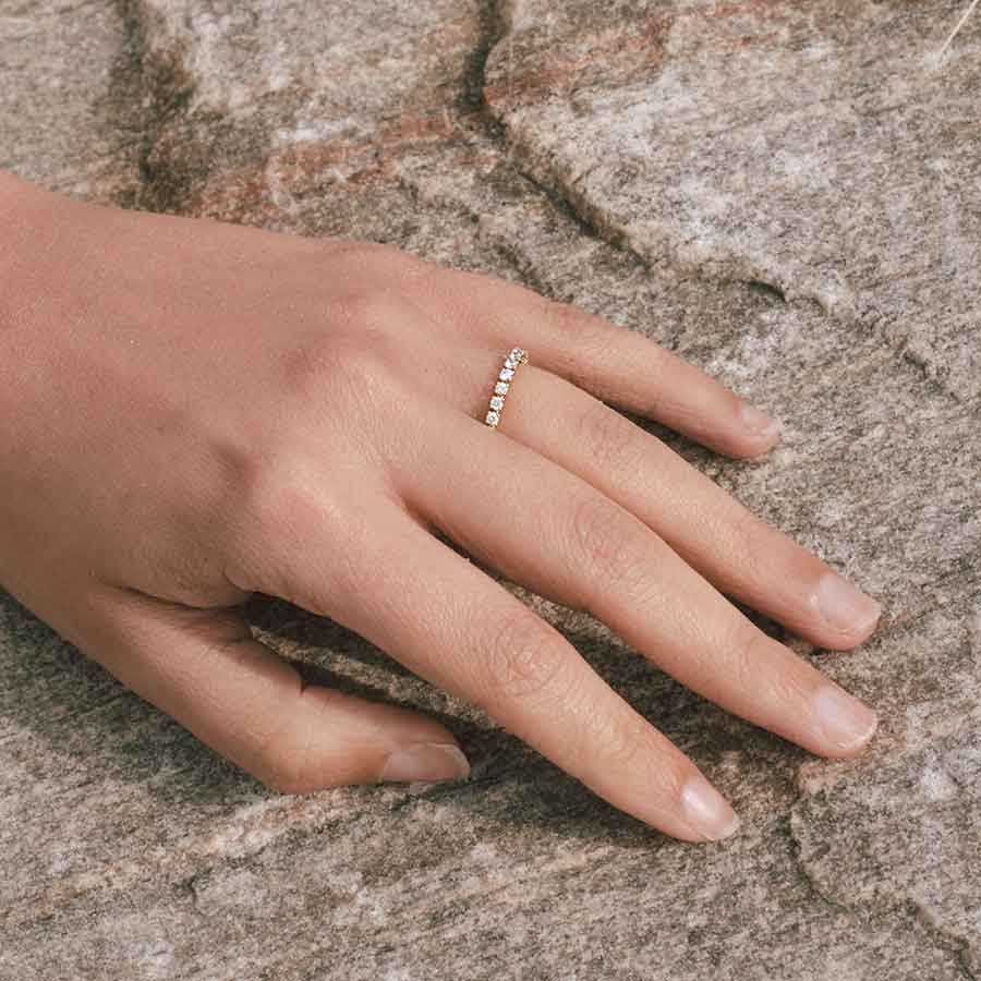 Memoire ring mit Labor Diamanten rundrum besetzt an zarter Frauenhand