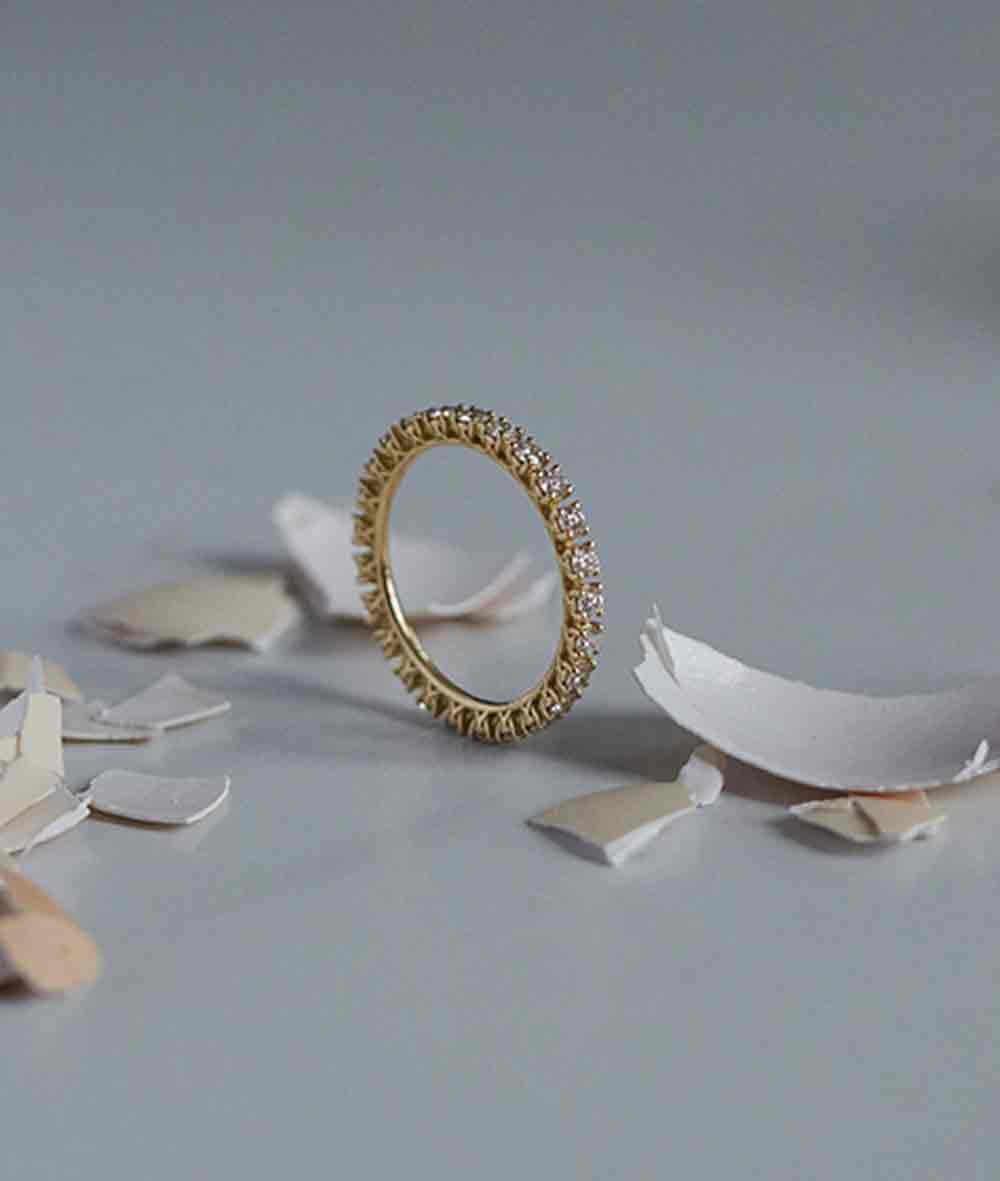 Memoire Ring mit Steinen rundherum