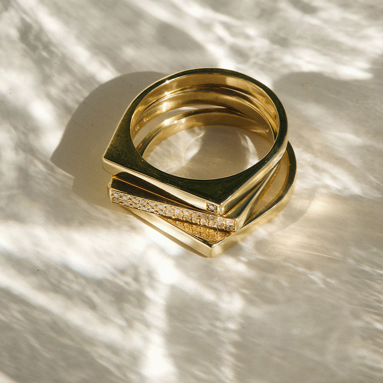 schmale Siegelringe gestapelt aus recyceltem Gold mit Labor Diamanten
