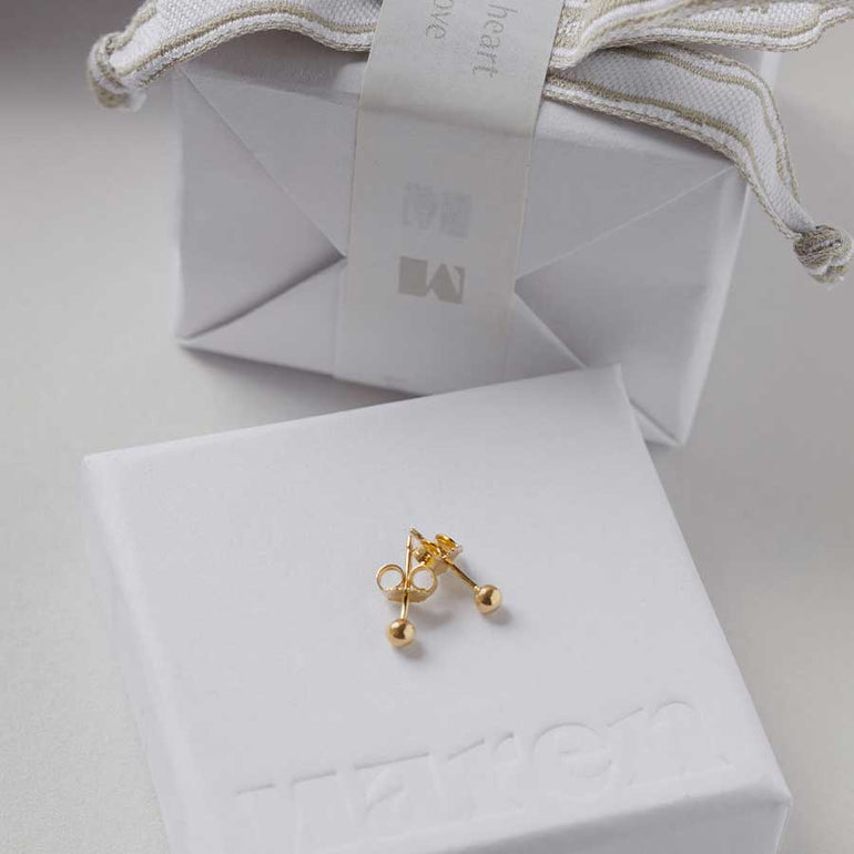 Schlichte Kugel Ohrringe auf eleganter Geschenkverpackung als Geschenke Beispiel fotografiert