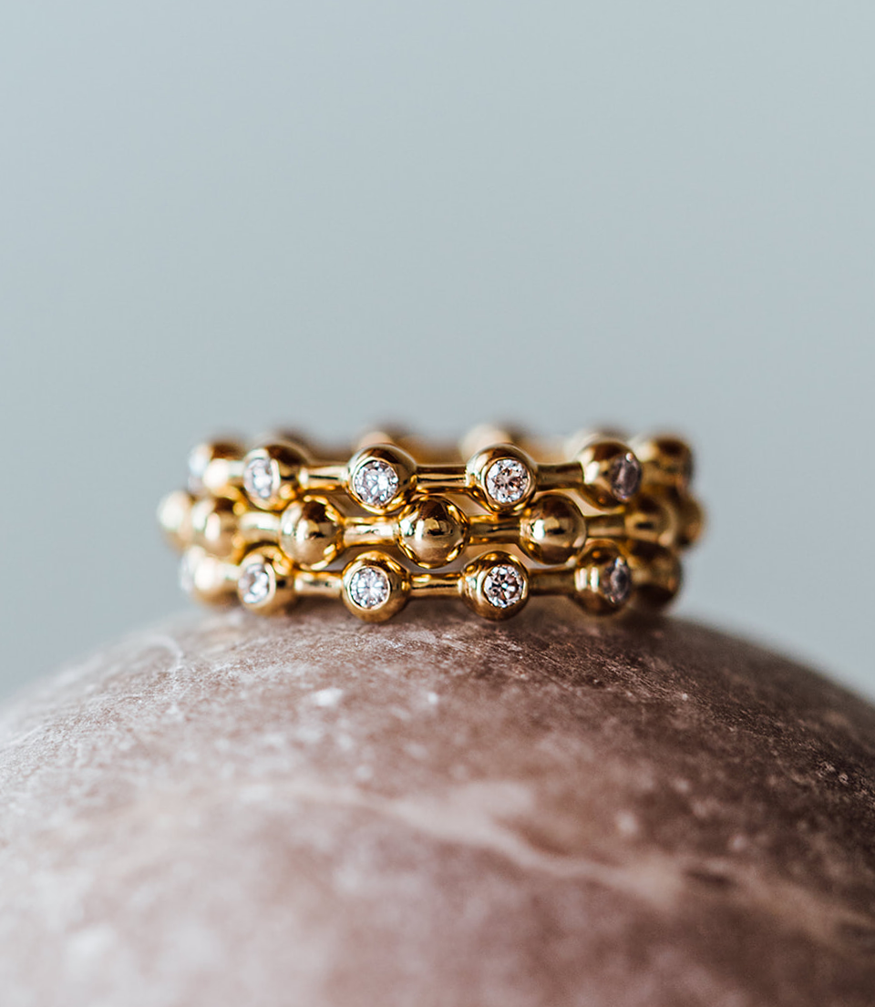 Cosmic Jewellery: Ring Stacking mit Infinity Ringen