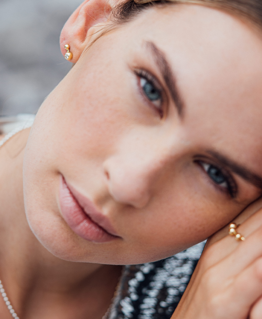Model mit unserem Infinity Ring und den Sphere Ohrsteckern