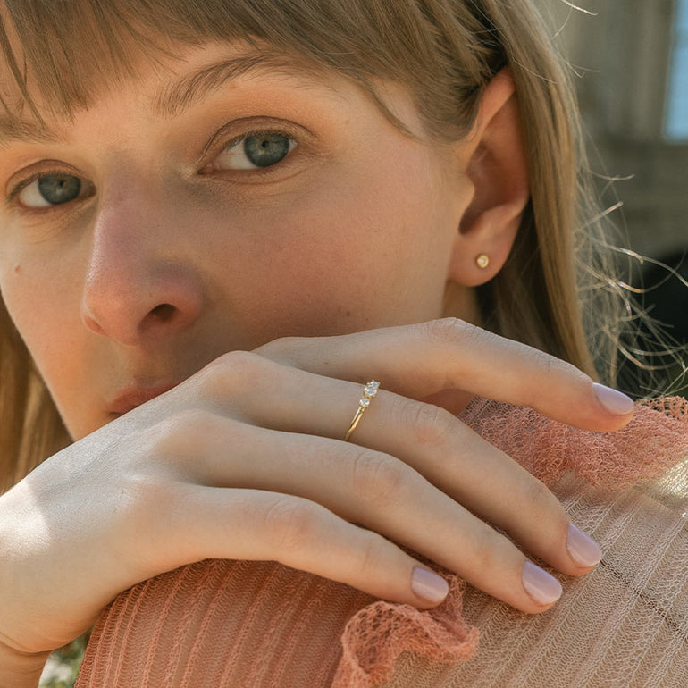 Frau trägt Gold Ring mit drei Labordiamanten