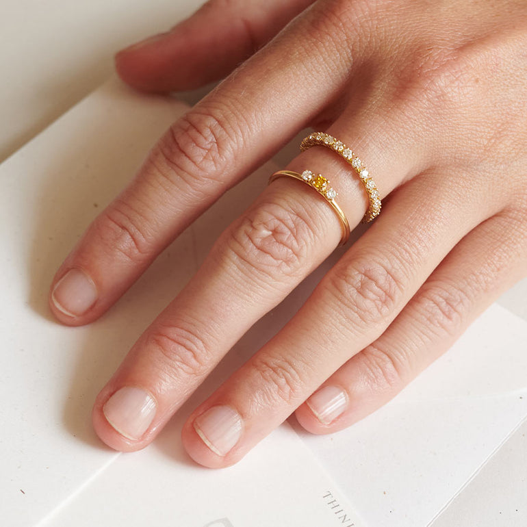 Hand mit Diamanten Ringe in weiß und gelb