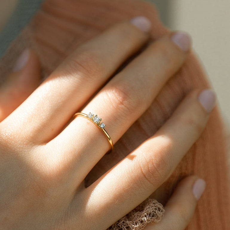 Triologie Ring mit drei Steinen an. Frauen Hand