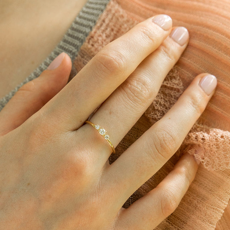 Trilogie Verlobungsring an Frauenhand