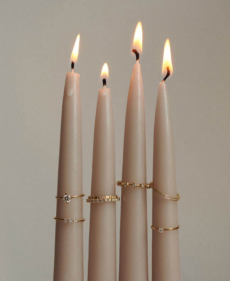 Vier Kerzen mit Ringen