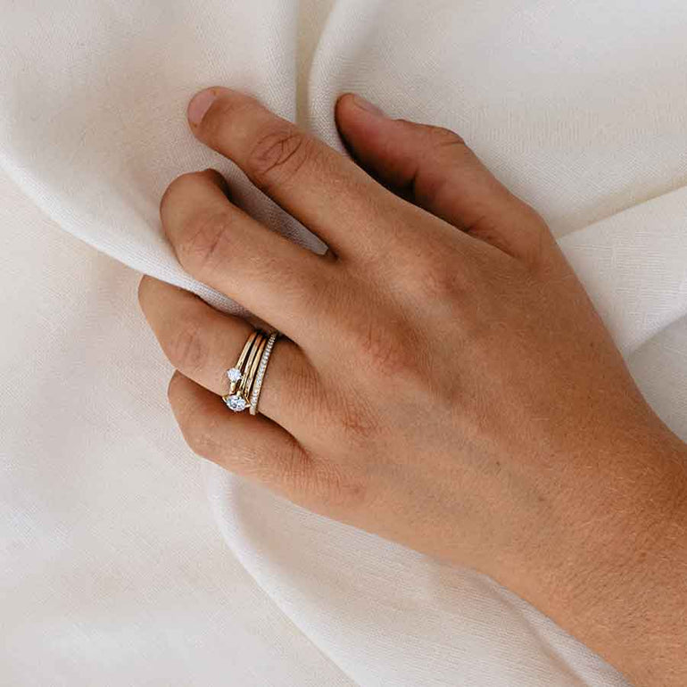 Mehrere Maren Diamantringe in Kombination am Finger