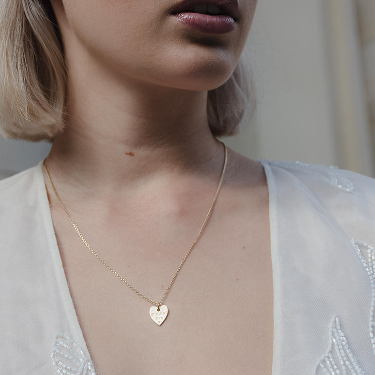 Frauen Dekolte mit Herz Kette