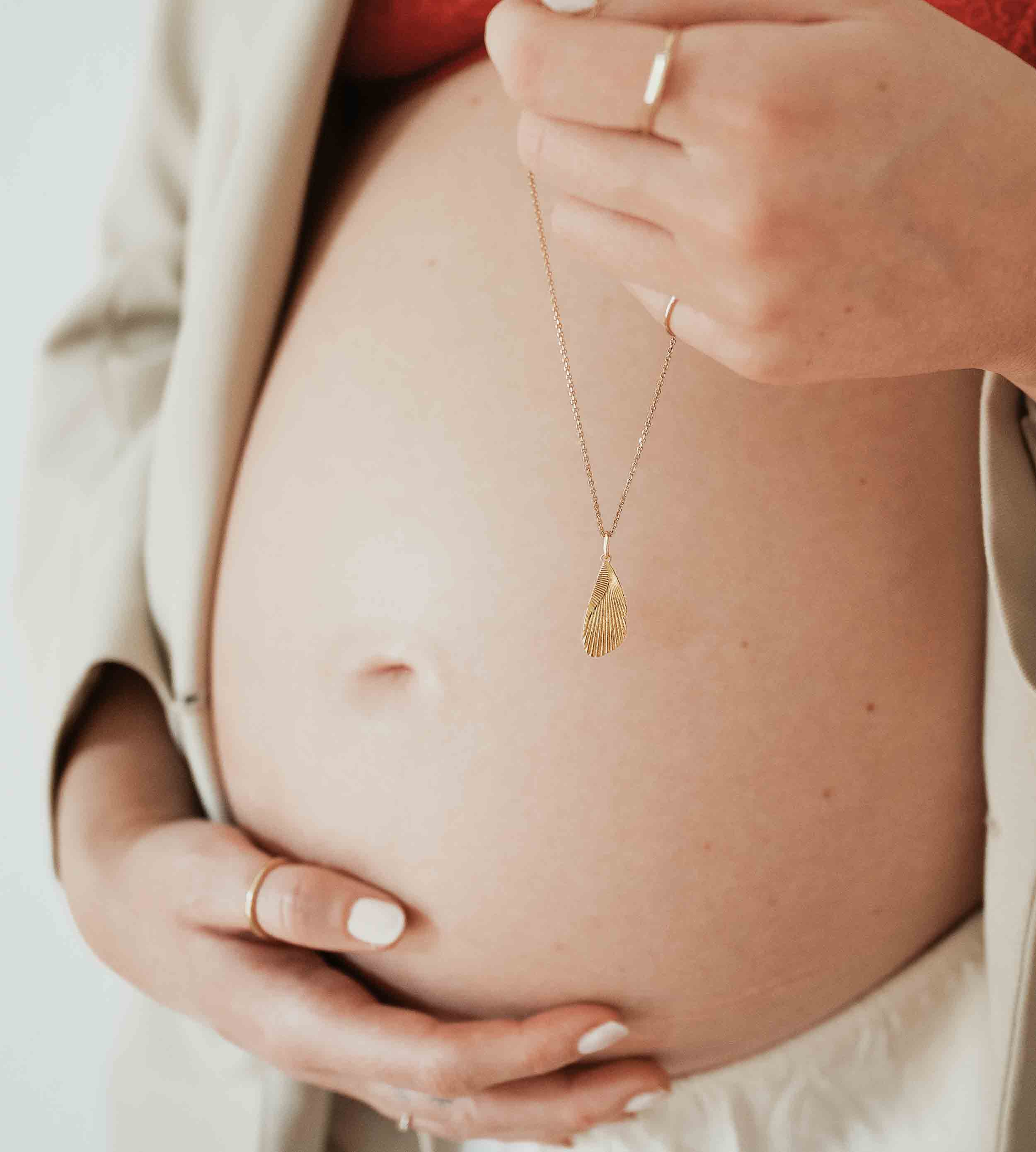 Babybauch Foto einer schwangeren mit Schmuck Gravur Anhänger zur Geburt