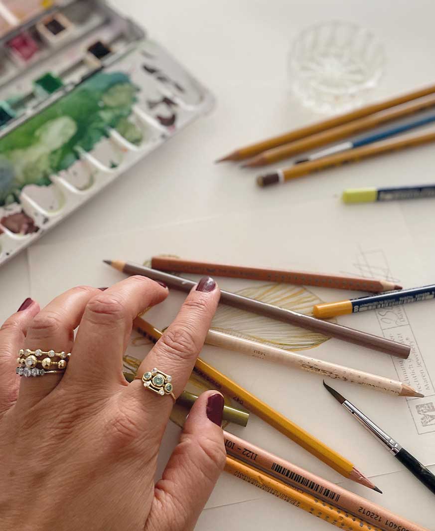 Hand designt Schmuck mit Stiften 