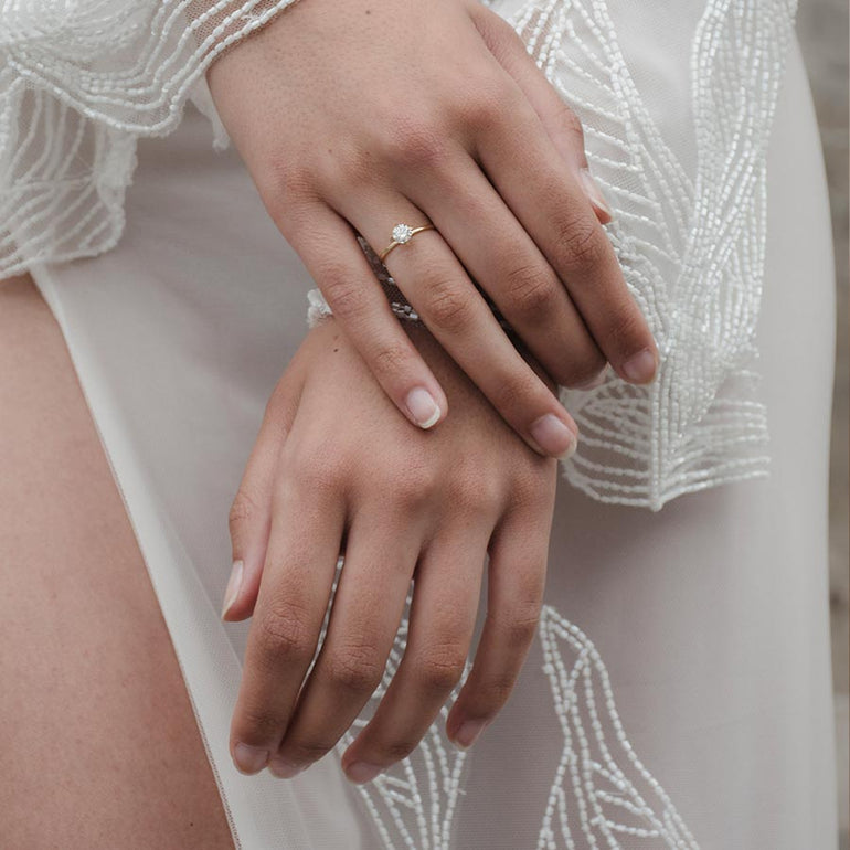 Eleganter solitärring aus recyceltem Gold Mit 0,5 Karat Labor Diamant Von  Maren Jewellery An der Hand eines Modells im weißen Kleid