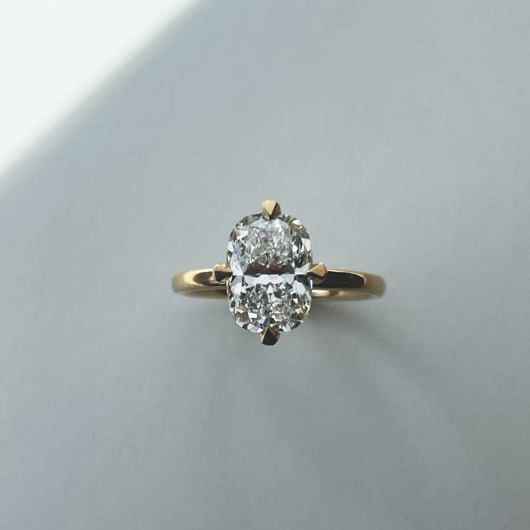Draufsicht einer Sonderanfertigung eines Verlobungsrings aus recyceltem Gold mit 2 carat Labordiamant von Maren Jewellery