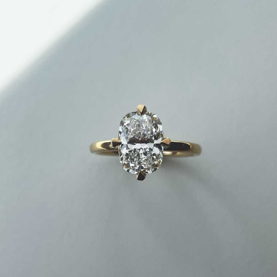 Draufsicht einer Sonderanfertigung eines Verlobungsrings aus recyceltem Gold mit 2 carat Labordiamant von Maren Jewellery