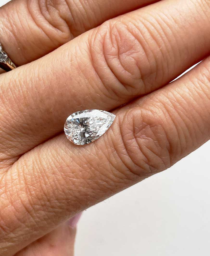 3 Carat Labordiamant zwischen zwei Fingern zum Größenvergleich