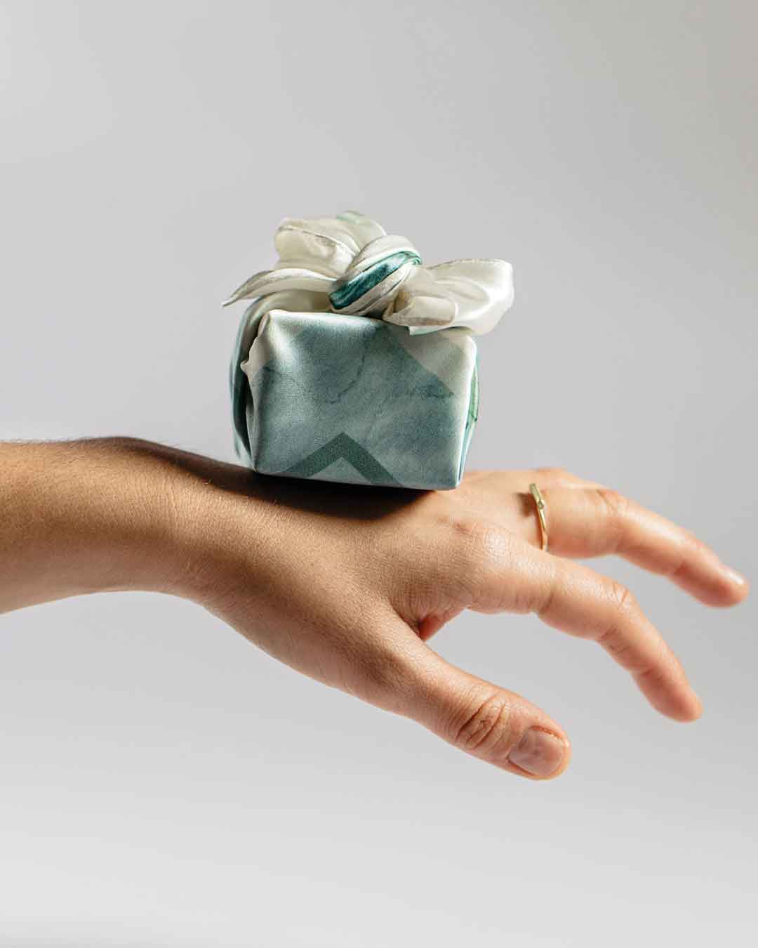 Nachhaltiges Seidentuch von Alina Klemm mit maritimen Muster als wiederverwendbare Geschenkverpackung für Maren Jewellery