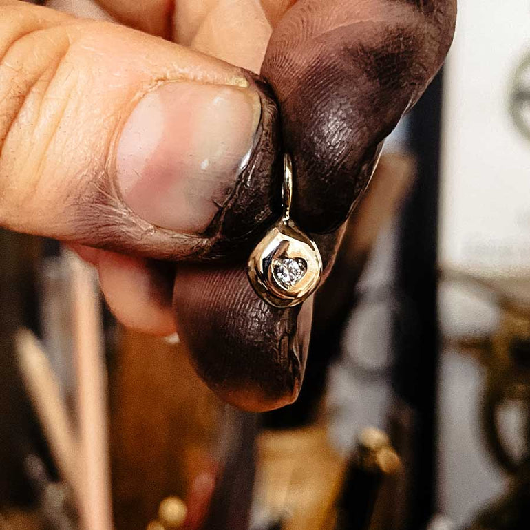 Anhänger aus Altgold mit Labordiamant