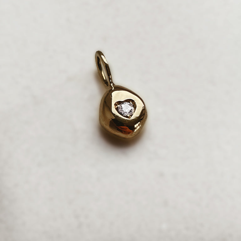 kleiner Nugger Anhänger aus Altgold mit Labordiamant in Herz Fassung