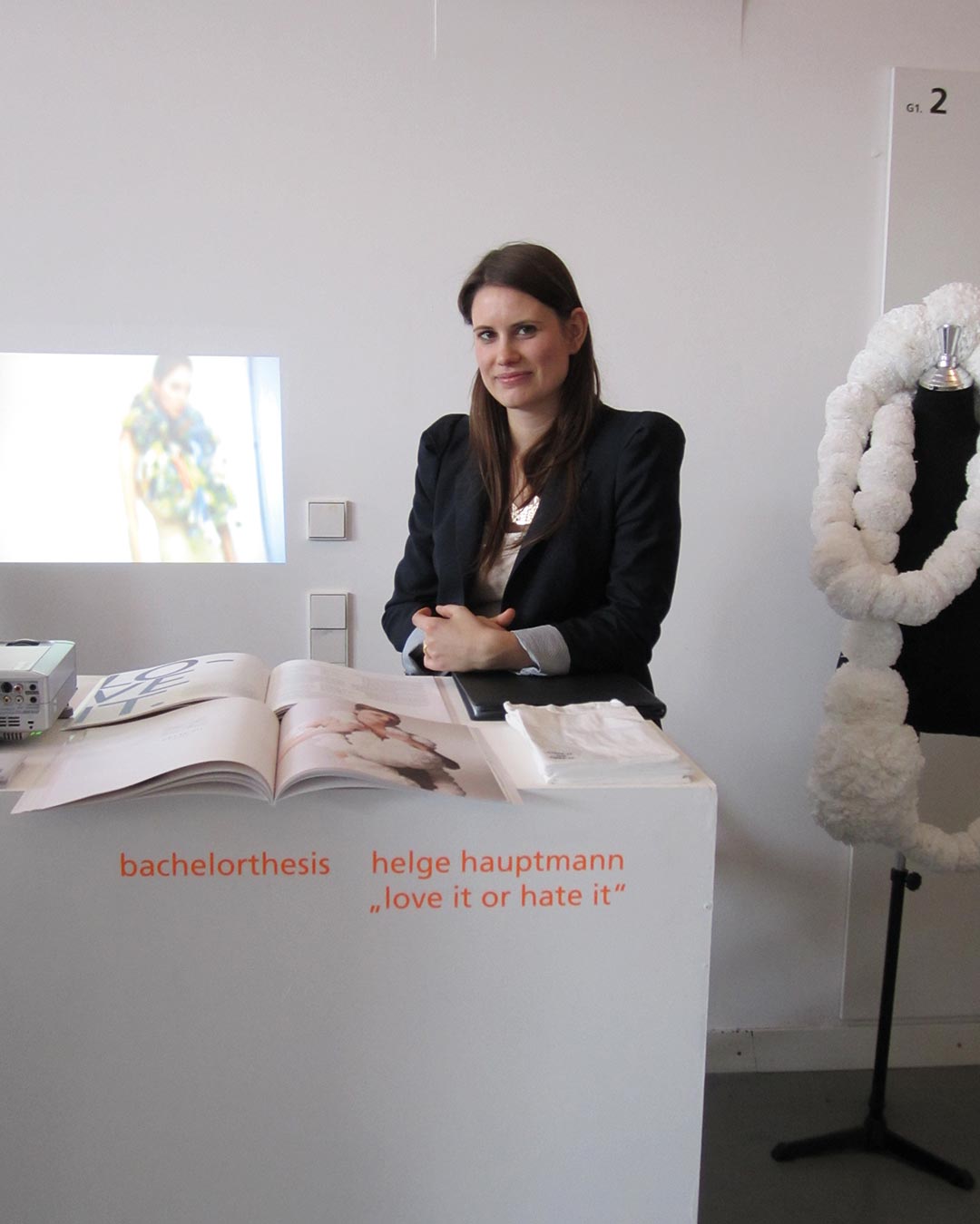 Schmuckdesignerin Helge Maren Hauptmann bei der Präsentation Ihrer Bachelorarbeit 