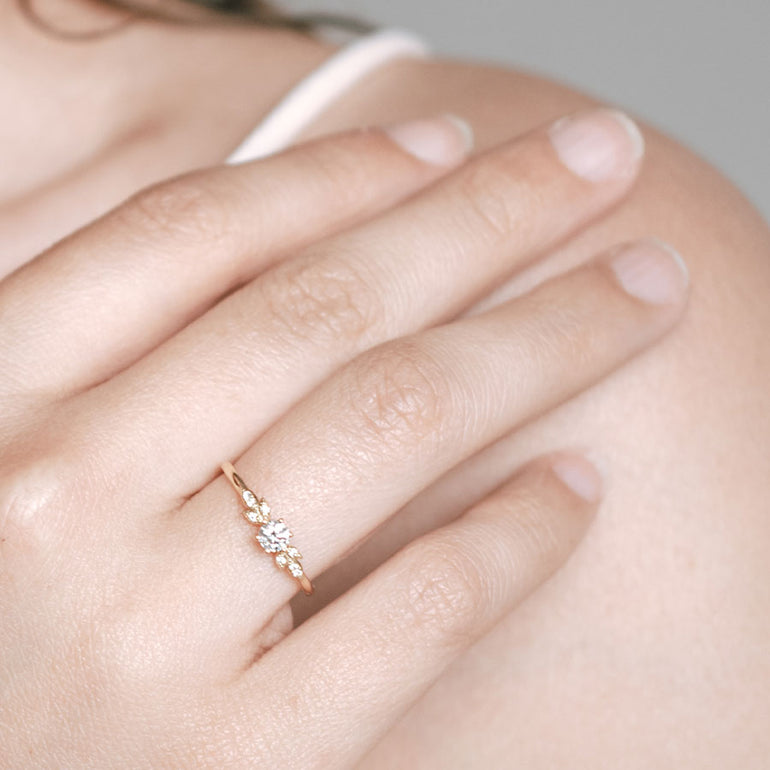 zarter Blätter Verlobbungsring an Frauen Hand