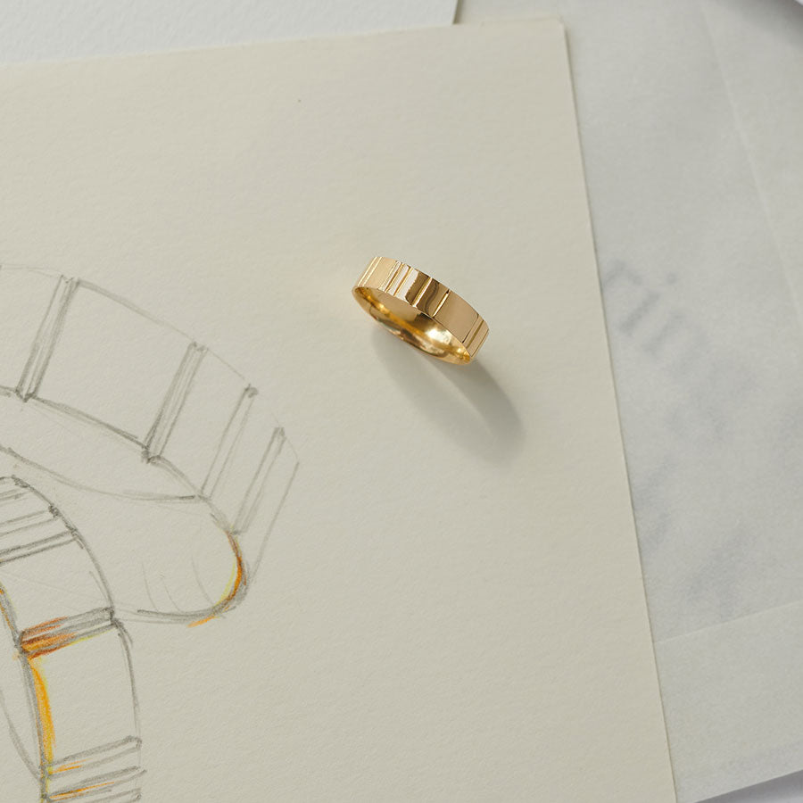 Schmuckzeichnung mit Gold Ring Rillen Design