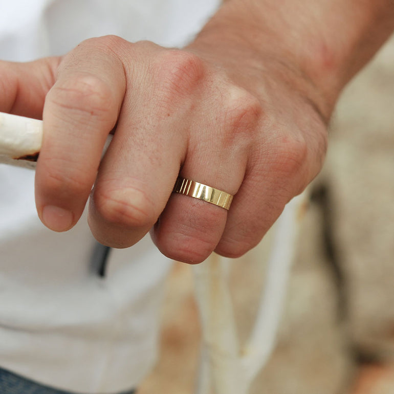 Männerhand mit breitem Ehering