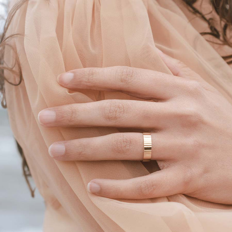 breiter gold Ehering nachhaltig an Fraue Hand