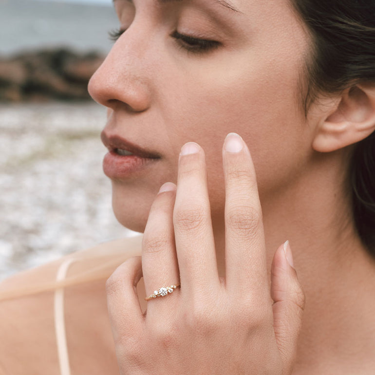 Verlobungsring an Frauen Hand mit vielen Labor Diamanten