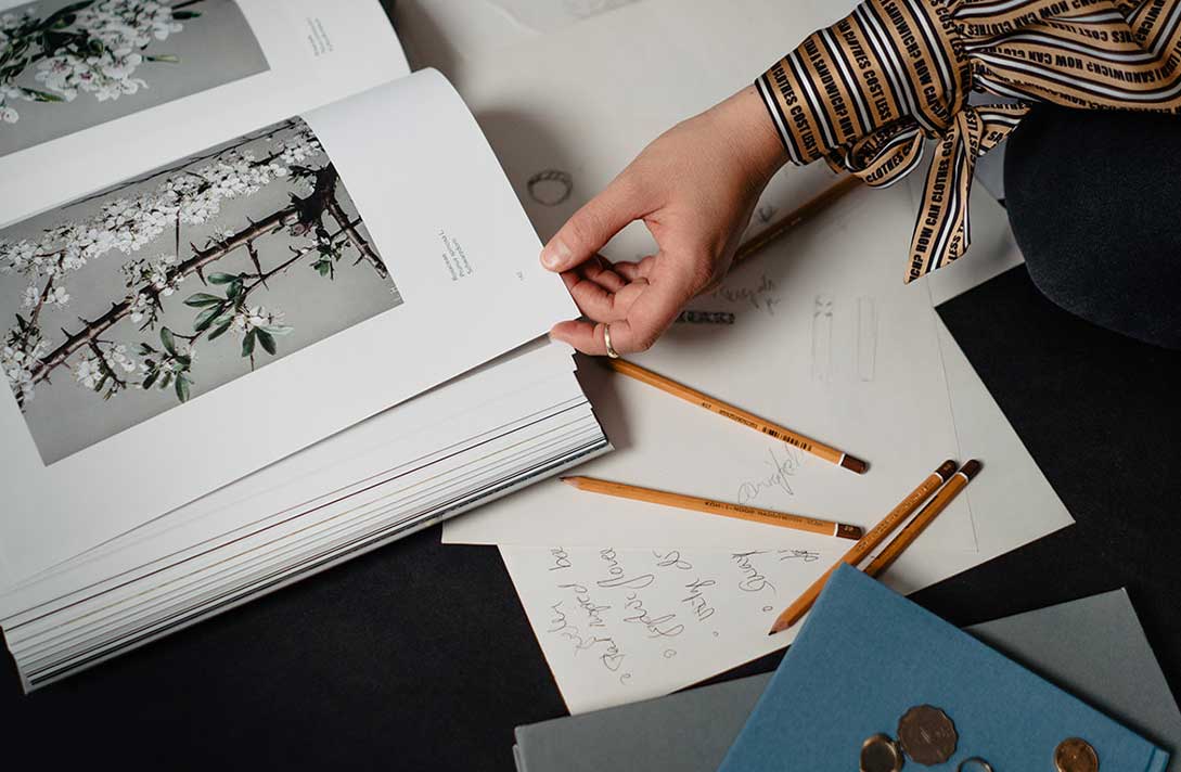 Schmuckdesignerin entwirft Schmuck