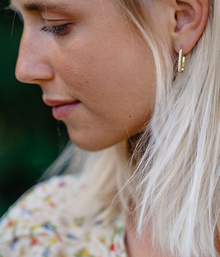 Potrait eines Models, das die nachhaltigen Designer Creolen von Maren Jewellery trägt