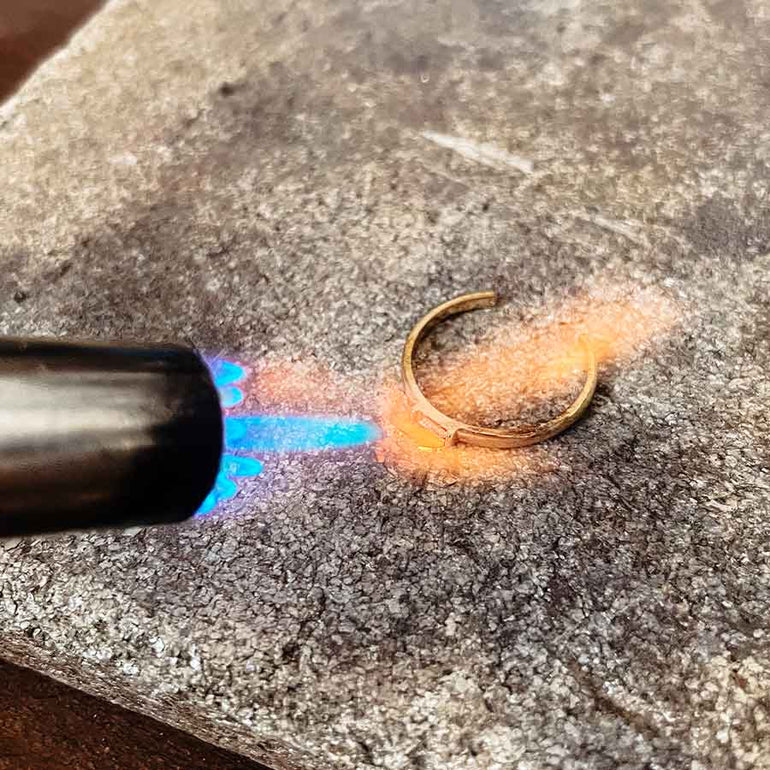 Ein alter Ring wird eingeschmolzen